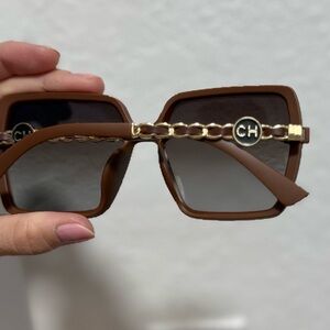 BROWN GRADIENT SQUARE WITH GOLD CHAIN DETAIL SUNGLASSES c